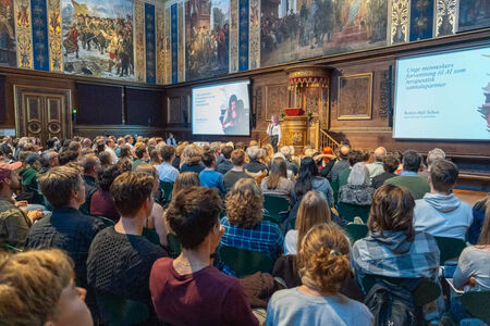 Afslutningsarrangement 2025 i Københavns Universitets Festsal. Nomineret i kategorien SAMF holder oplæg.